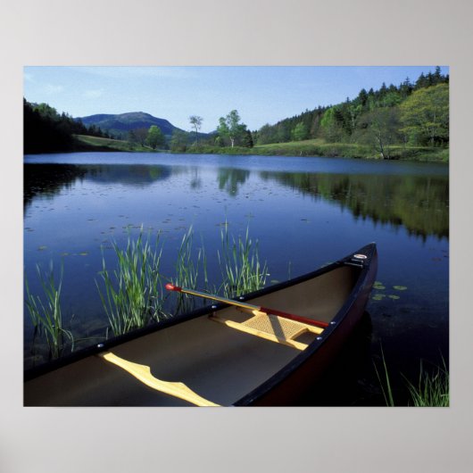 Poster Un canoë repose sur la rive de Little Long Pond (Devant)