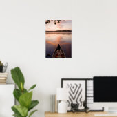 Poster Un canot repose sur la rive du lac Pawtuckaway (Bureau à domicile)