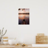Poster Un canot repose sur la rive du lac Pawtuckaway (Cuisine)
