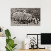 Poster Un chariot de foin chargé et des ouvriers (Bureau à domicile)