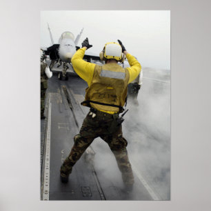 Poster Un directeur d'aéronef signale un F/A-18C Hornet
