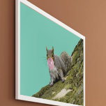 Poster Un écureuil souffle une bulle photo d'un animal<br><div class="desc">Ajoutez un peu de plaisir à votre mur avec ce poster original mais mignon. Il présente une photo d'un écureuil gris soufflant une bulle avec un peu de bubblegum rose.</div>