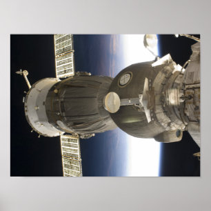 Poster Un engin spatial Soyouz rétroéclairé par la Terre