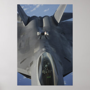 Poster Un F-22 Raptor prend position pour recevoir f