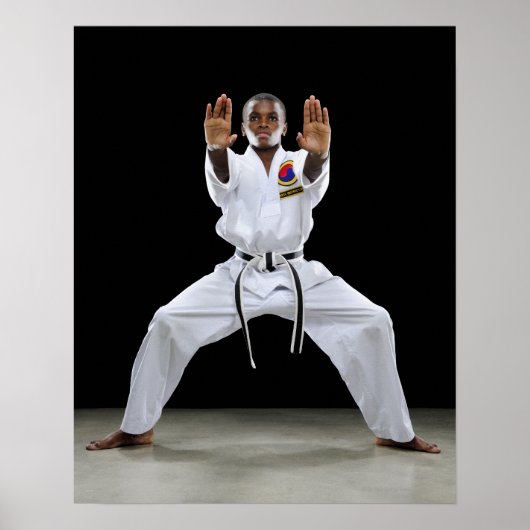 Poster Un garçon (15 ans) dans un Karate Uniform avec (Devant)