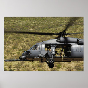 Poster Un HH-60 pave le faucon vole au-dessus du désert