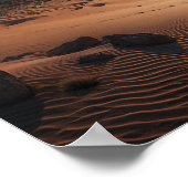 Poster Un homme marche un voyage solitaire sur des sables (Coin)