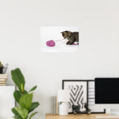 Poster Un jeune chaton tabby en train de jouer (Bureau à domicile)