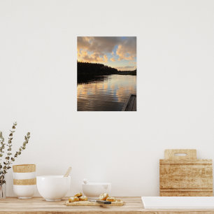 Poster Un lac au coucher du soleil reflétant le ciel  