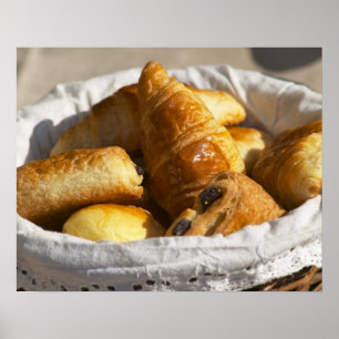 Poster Un panier de petit-déjeuner en osier avec des croi
