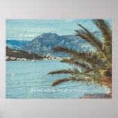 Poster Un paysage marin avec montagnes et palmier (Devant)