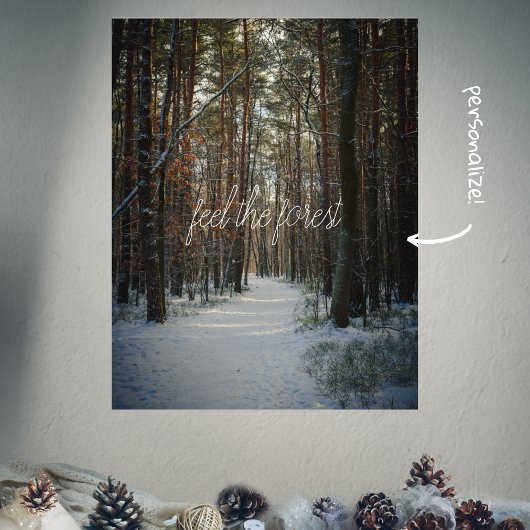 Poster Un sentier enneigé dans une pinède d'hiver