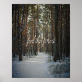 Poster Un sentier enneigé dans une pinède d'hiver (Devant)