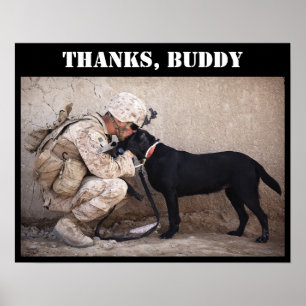 Poster Un soldat à Fatigues avec son chien militaire