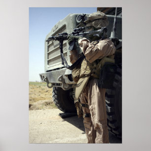 Poster Un soldat fournit la sécurité pour des marines