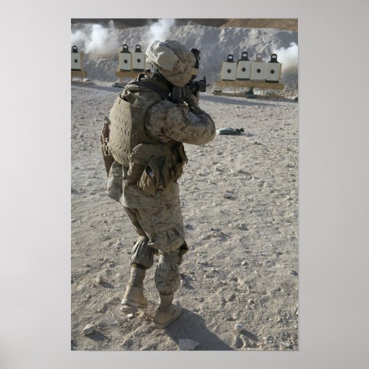 Poster Un soldat lance sa cible sur un coup de feu (Devant)