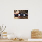 Poster Un soldat tient le drapeau américain (Cuisine)