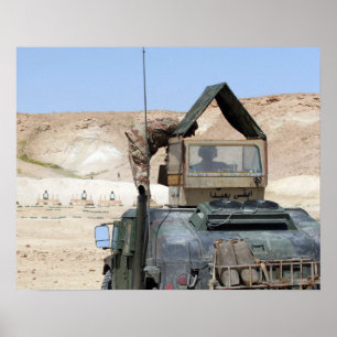 Poster Un soldiier instruit un soldat irakien d'armée