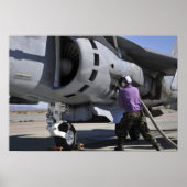 Poster Un technicien en carburant d'aviation fixe une con (Devant)