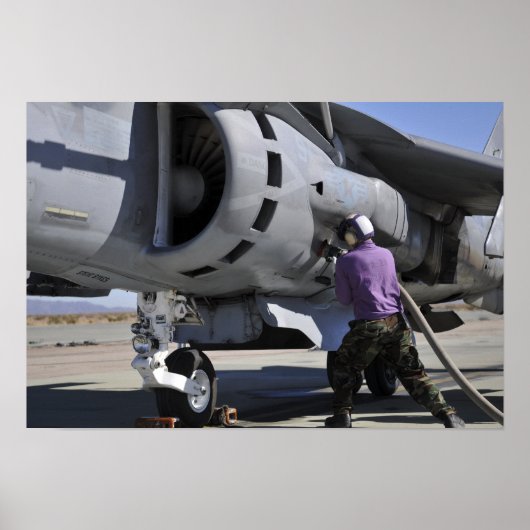 Poster Un technicien en carburant d'aviation fixe une con (Devant)