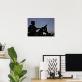 Poster Un technicien maniant une mitrailleuse M240 en Ira (Bureau à domicile)