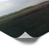 Poster Un Tracteur Rouge Se Reposant Sur Les Champs Ouver (Coin)