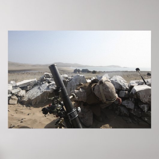 Poster Un US Marine tire un mortier à Salinas, Pérou (Devant)