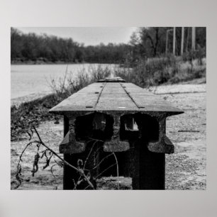 Poster Un vieux banc de rail oublié le long d'une rivière