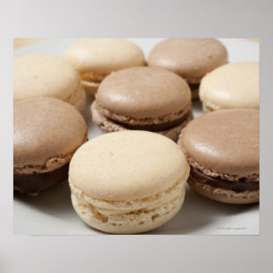 Poster Une assiette de Macarons au chocolat et à la vanil