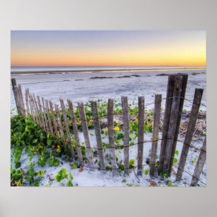 Poster Une barrière de plage au coucher du soleil