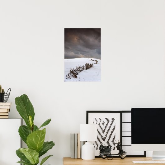 Poster Une Clôture Brisée Le Long D'Un Terrain Couvert De (Bureau à domicile)