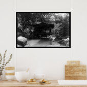 Poster Une dame japonaise regarde une maison de thé 1909 (Cuisine)