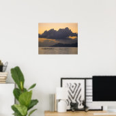 Poster Une équipe de canoë à balancier s'entraîne au larg (Bureau à domicile)