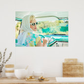 Poster Une femme élégante des années 1950 conduisant une  (Cuisine)