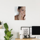 Poster Une femme frottant du sucre sur son visage (Bureau à domicile)