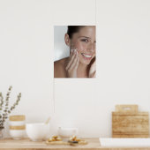 Poster Une femme frottant du sucre sur son visage (Cuisine)