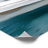 Poster Une femme lave la vaisselle dans une cuisine bleue (Coin)