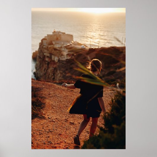 Poster Une femme marchant sur la pierre (Devant)