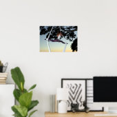 Poster Une fille dans l'arbre suspendue avec des soies aé (Bureau à domicile)