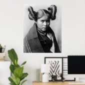Poster Une fille indienne de Tewa avec coiffure fantaisie (Bureau à domicile)