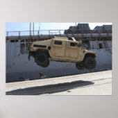 Poster Une grue monte un M998 Humvee (Devant)