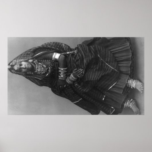 Poster Une Indienne avec robe de cour et bijoux (Devant)