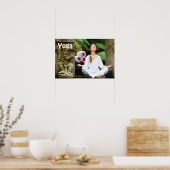 Poster Une jeune femme pratique le yoga (Cuisine)