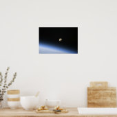 Poster Une lune géante visible au-dessus de l'atmosphère  (Cuisine)