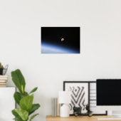 Poster Une lune géante visible au-dessus de l'atmosphère  (Bureau à domicile)