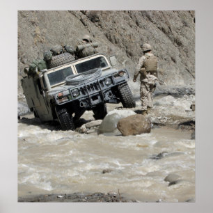 Poster Une marine des USA guidant le conducteur de Humvee