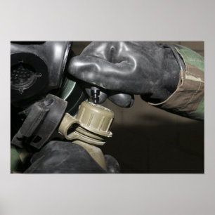 Poster Une marine insère un tube potable dans son cante