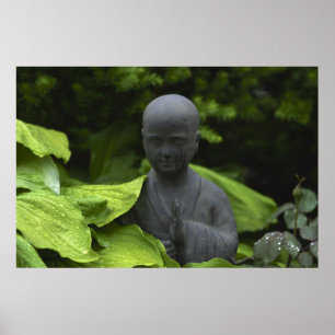 Poster Une statue de Bouddha dans un jardin de méditation