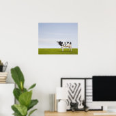 Poster Une vache laitière Holstein avec des taches en for (Bureau à domicile)