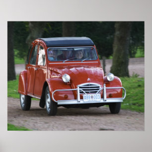Poster Une vieille voiture rouge Citroen 2CV avec une fem